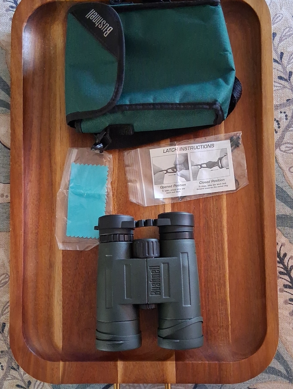Bushnell Trophy Full-Size Binoculars: (fov304ft,  10x42)